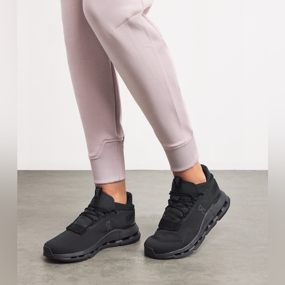 On Cloudnova 2 Trainers - Picture 2 of 16